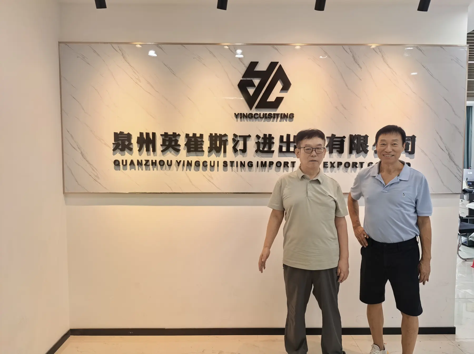 KWON KWIJU 与公司联合创始人在公司前台